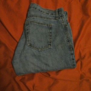 OLD NAVY STRAIGHT JEANS.